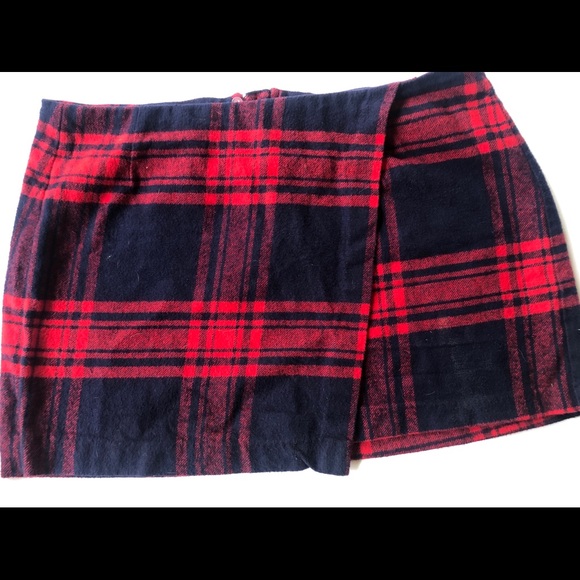 Plaid skirt. Zipper back. - Picture 1 of 2